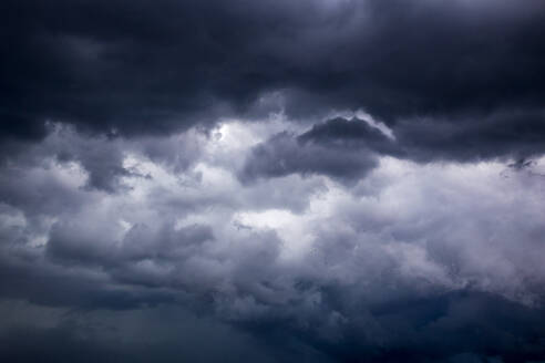 Wolkenlandschaft aus grauen Gewitterwolken im Sommer - NDF01326
