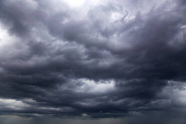 Wolkenlandschaft aus grauen Gewitterwolken im Sommer - NDF01327