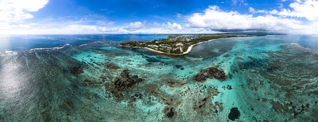 Mauritius, Bezirk Pamplemousses, Trou-Aux-Biches, Hubschrauber-Panorama über das türkisfarbene Wasser des Indischen Ozeans im Sommer - AMF09223