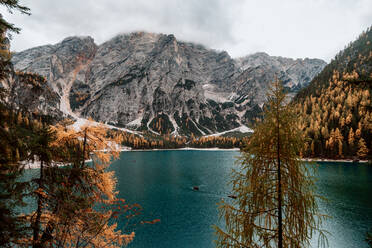 Herbstliche Ansichten des Pragser Wildsees in den Dolomiten - ADSF27694