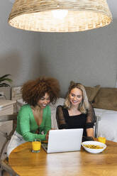Multiethnische weibliche Mitarbeiter nutzen Laptop im Home Office - PNAF02057