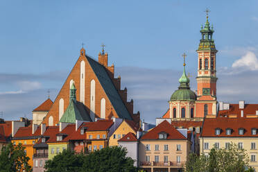 Polen, Woiwodschaft Masowien, Warschau, Altstadthäuser vor der Sankt-Johannes-Kathedrale und der Jesuitenkirche - ABOF00670