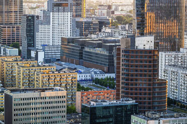 Polen, Woiwodschaft Masowien, Warschau, Stadtzentrum in der frühen Abenddämmerung - ABOF00675