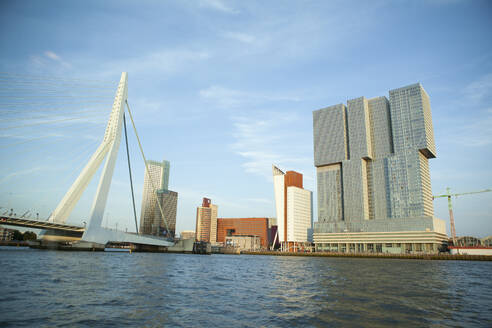 Niederlande, Südholland, Rotterdam, Erasmusbrug mit Hotel im Hintergrund - FVDF00344