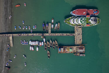 Luftaufnahme des St. Martin's Island Ferry Ghat mit einigen Booten, die am Pier vor Anker liegen, Chittagong, Bangladesch. - AAEF10367