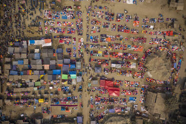 Luftaufnahme von Menschen bei der Arbeit und beim Handel auf dem Rahman-Markt am Karnaphuli-Fluss, Chittagong, Bangladesch. - AAEF10369