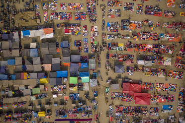 Luftaufnahme von Menschen bei der Arbeit und beim Handel auf dem Rahman-Markt am Karnaphuli-Fluss, Chittagong, Bangladesch. - AAEF10370