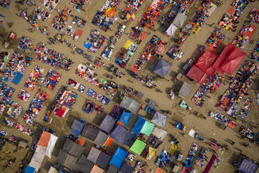 Luftaufnahme von Menschen bei der Arbeit und beim Handel auf dem Rahman-Markt am Karnaphuli-Fluss, Chittagong, Bangladesch. - AAEF10371