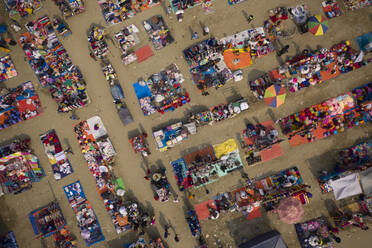 Luftaufnahme von Menschen bei der Arbeit und beim Handel auf dem Rahman-Markt am Karnaphuli-Fluss, Chittagong, Bangladesch. - AAEF10372