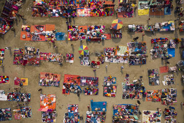 Luftaufnahme von Menschen bei der Arbeit und beim Handel auf dem Rahman-Markt am Karnaphuli-Fluss, Chittagong, Bangladesch. - AAEF10373