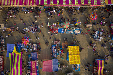 Luftaufnahme von Menschen auf einem lokalen Fischmarkt mit bunten Basaren auf dem Land in der Nähe von Gabtali, Rajshahi, Bangladesch. - AAEF10440