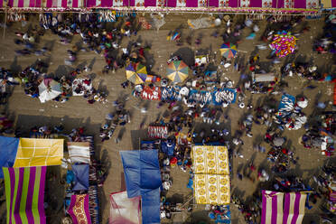 Luftaufnahme von Menschen auf einem lokalen Fischmarkt mit bunten Basaren auf dem Land in der Nähe von Gabtali, Rajshahi, Bangladesch. - AAEF10443