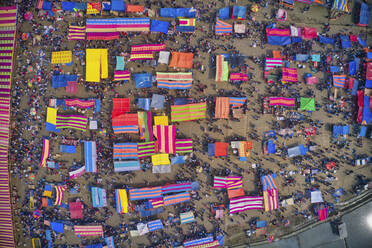 Luftaufnahme von Menschen auf einem lokalen Fischmarkt mit bunten Basaren auf dem Land in der Nähe von Gabtali, Rajshahi, Bangladesch. - AAEF10446