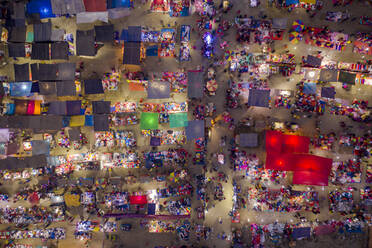 Luftaufnahme von Menschen auf einem nächtlichen Markt mit bunten Basaren auf dem Land in der Nähe von Gabtali, Rajshahi, Bangladesch. - AAEF10465