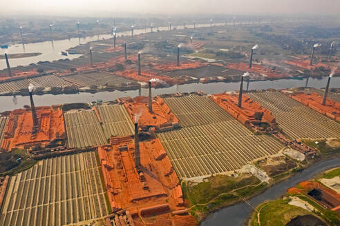 Luftaufnahme mehrerer Schornsteine einer Ziegelfabrik am Buriganga-Fluss in der Nähe der Stadt Keraniganj, Provinz Dhaka, Bangladesch. - AAEF10522