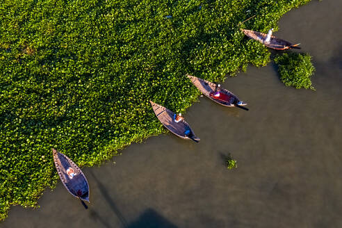 Luftaufnahme von Fischerbooten mit Menschen, die entlang des Buriganga-Flusses in der Stadt Keraniganj, Provinz Dhaka, Bangladesch, schwimmen. - AAEF10545
