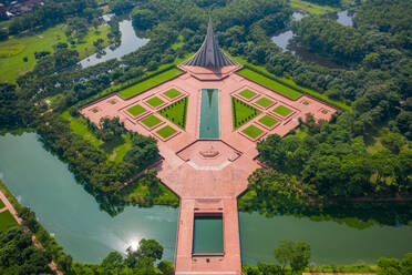 Luftaufnahme eines markanten modernen Denkmals zur Erinnerung an den Unabhängigkeitstag in Savar, Provinz Dhaka, Bangladesch. - AAEF10584