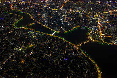 Luftaufnahme des Stadtbilds von Dhaka und des Gulshan-Sees bei Nacht, Dhaka, Bangladesch. - AAEF10587