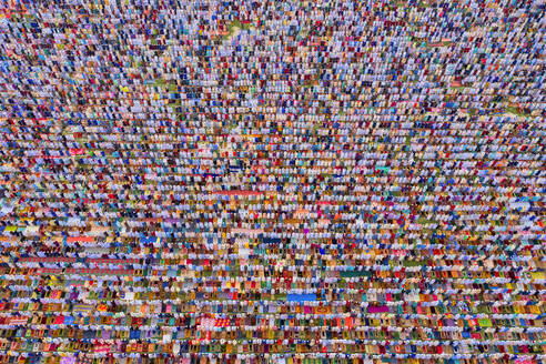 Luftaufnahme einer großen Menschenmenge, die im Gore Shahid Park vor der religiösen Stätte Eid Gah Minar in Dinajpur, Rangpur, Bangladesch, betet. - AAEF10634