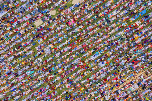 Luftaufnahme einer großen Menschenmenge, die im Gore Shahid Park vor der religiösen Stätte Eid Gah Minar in Dinajpur, Rangpur, Bangladesch, betet. - AAEF10758