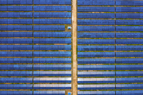 Luftaufnahme des größten Solarzellenkomplexes in Bangladesch entlang des Karnaphuli-Flusses in Kaptai, Bundesstaat Chittagong, Bangladesch. - AAEF10764