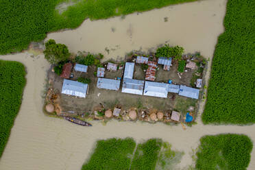 Luftaufnahme eines kleinen Fischerdorfs im Sumpfgebiet des Brahmaputra, Sariakandi, Provinz Rajshahi, Bangladesch. - AAEF10806