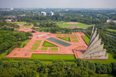 Luftaufnahme eines markanten modernen Denkmals zur Erinnerung an den Unabhängigkeitstag in Savar, Provinz Dhaka, Bangladesch. - AAEF10825