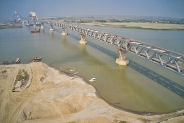 Luftaufnahme einer Baustelle bei der Montage der Padma-Brücke, der längsten Eisenbahn- und Straßenbrücke in Bangladesch über den Fluss Padma, Zajira, Dhaka, Bangladesch. - AAEF10889
