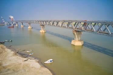 Luftaufnahme einer Baustelle bei der Montage der Padma-Brücke, der längsten Eisenbahn- und Straßenbrücke in Bangladesch über den Fluss Padma, Zajira, Dhaka, Bangladesch. - AAEF10890
