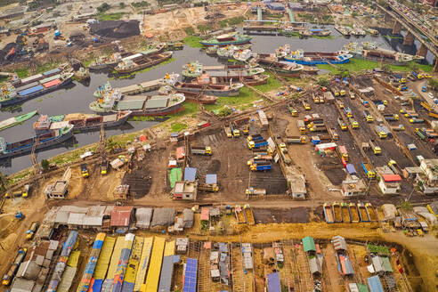 Luftaufnahme des Gabtoli-Viehmarkts, eines farbenfrohen und geschäftigen Stadtmarkts am Buriganga-Fluss, Dhaka, Bangladesch. - AAEF10894