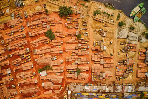 Luftaufnahme einer Ziegelfabrik, mehrere geparkte Lastwagen, die im Steinbruch auf ihre Beladung warten, Dhaka, Bangladesch. - AAEF10895