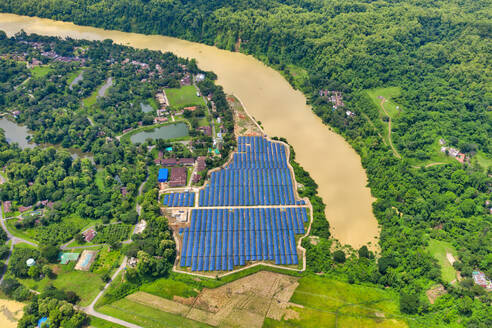 Luftaufnahme des größten Solarzellenkomplexes in Bangladesch entlang des Karnaphuli-Flusses in Kaptai, Bundesstaat Chittagong, Bangladesch. - AAEF10938