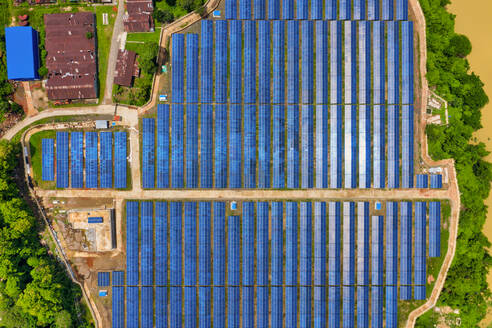 Luftaufnahme des größten Solarzellenkomplexes in Bangladesch entlang des Karnaphuli-Flusses in Kaptai, Bundesstaat Chittagong, Bangladesch. - AAEF10939