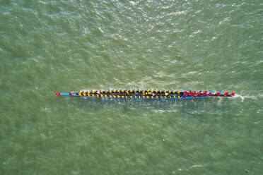 Luftaufnahme eines langen Kanus für sportliche Aktivitäten bei der Überquerung eines Flussarms des Meghna in der Nähe der Stadt Daudkandi, Chittagong, Bangladesch. - AAEF10955