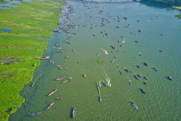 Luftaufnahme mehrerer traditioneller Boote, die im Meghna-Flussarm in Daudkandi, Bezirk Chittagong, Bangladesch, schwimmen. - AAEF10958