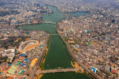 Luftaufnahme des Hatir Jheel-Sees im Stadtzentrum von Dhaka mit der Skyline der Stadt im Hintergrund, Dhaka, Bangladesch. - AAEF11015