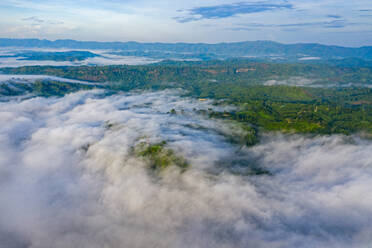 Luftaufnahme einer schönen Landschaft mit Wolken entlang des Flusses Sangu in der Nähe der Stadt Ruma, Provinz Chittagong, Bangladesch. - AAEF11030