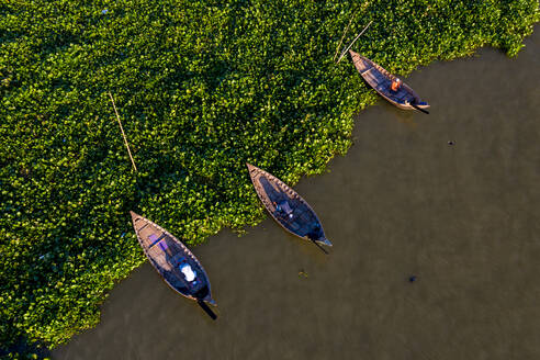 Luftaufnahme von Fischerbooten mit Menschen, die entlang des Buriganga-Flusses in der Stadt Keraniganj, Provinz Dhaka, Bangladesch, schwimmen. - AAEF11032