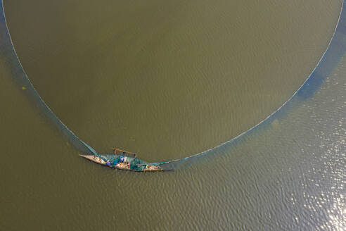 Luftaufnahme von zwei Kanus beim Fischen auf dem Bengali-Fluss in Shahjadpur, einem großen, vom Monsunregen überfluteten Gebiet in der Provinz Rajshahi, Bangladesch. - AAEF11037