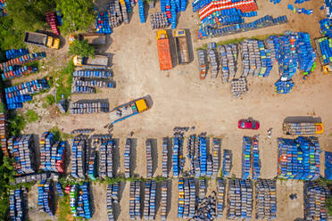 Luftaufnahme von Lastwagen, die Ölfässer auf einem Parkplatz in Rupganj, Provinz Dhaka, Bangladesch, laden. - AAEF11058