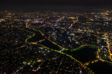 Luftaufnahme des Stadtbilds von Dhaka und des Gulshan-Sees bei Nacht, Dhaka, Bangladesch. - AAEF11063