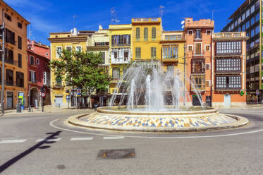 Spanien, Mallorca, Palma de Mallorca, Brunnenplätschern auf der Plaza de la Reina - THAF02991