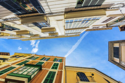 Spanien, Mallorca, Palma de Mallorca, Direkt unter Blick auf den Himmel über den Wohngebäuden der Stadt - THAF02993