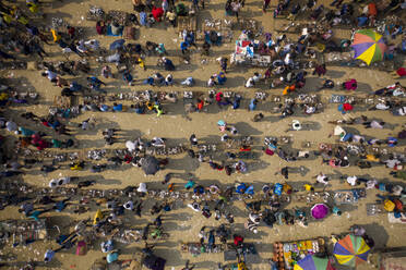 Luftaufnahme von Menschen bei der Arbeit und beim Handel auf dem Rahman-Markt am Karnaphuli-Fluss, Chittagong, Bangladesch. - AAEF11111