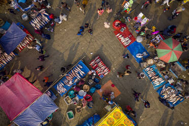 Luftaufnahme von Menschen auf einem lokalen Fischmarkt mit bunten Basaren auf dem Land in der Nähe von Gabtali, Rajshahi, Bangladesch. - AAEF11128