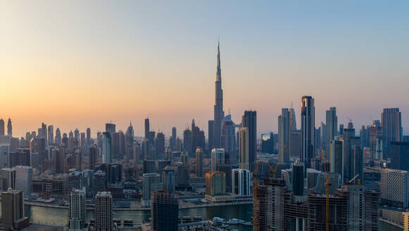 Panorama-Luftaufnahme von Wolkenkratzern in Dubai, Vereinigte Arabische Emirate. - AAEF11175