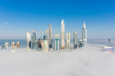 Luftaufnahme von nebligen Wolkenkratzern in Dubai, Vereinigte Arabische Emirate. - AAEF11177
