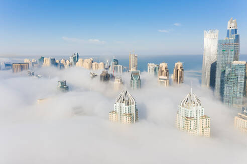 Luftaufnahme von nebligen Wolkenkratzern in Dubai, Vereinigte Arabische Emirate. - AAEF11178