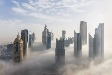 Luftaufnahme von nebligen Wolkenkratzern in Dubai, Vereinigte Arabische Emirate. - AAEF11186