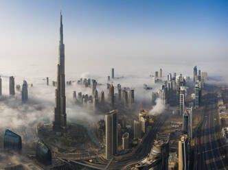 Luftaufnahme des nebligen Burj Khalifa und der umliegenden Wolkenkratzer in Dubai, Vereinigte Arabische Emirate. - AAEF11192